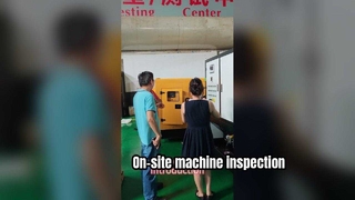 Οι πελάτες επιθεωρούν τα μηχανήματα επί τόπου, με τους επαγγελματίες να παρέχουν λεπτομερείς εισαγωγές.